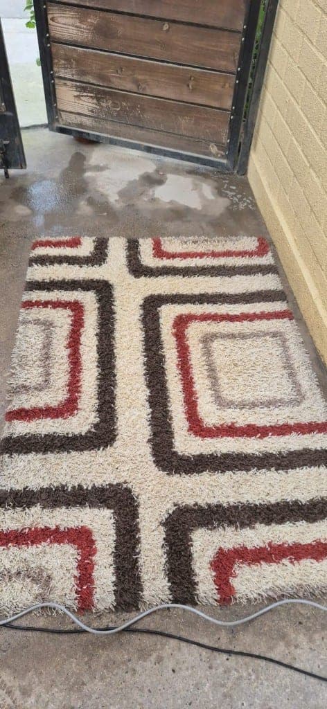 Alfombra geométrica limpia y con el pelo suelto