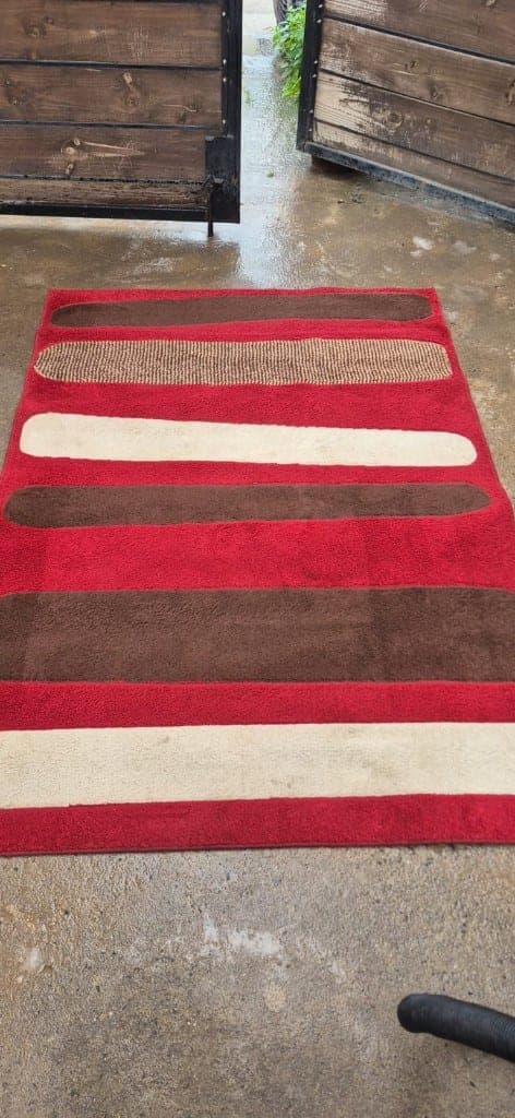 Alfombra roja con color vivo después del lavado