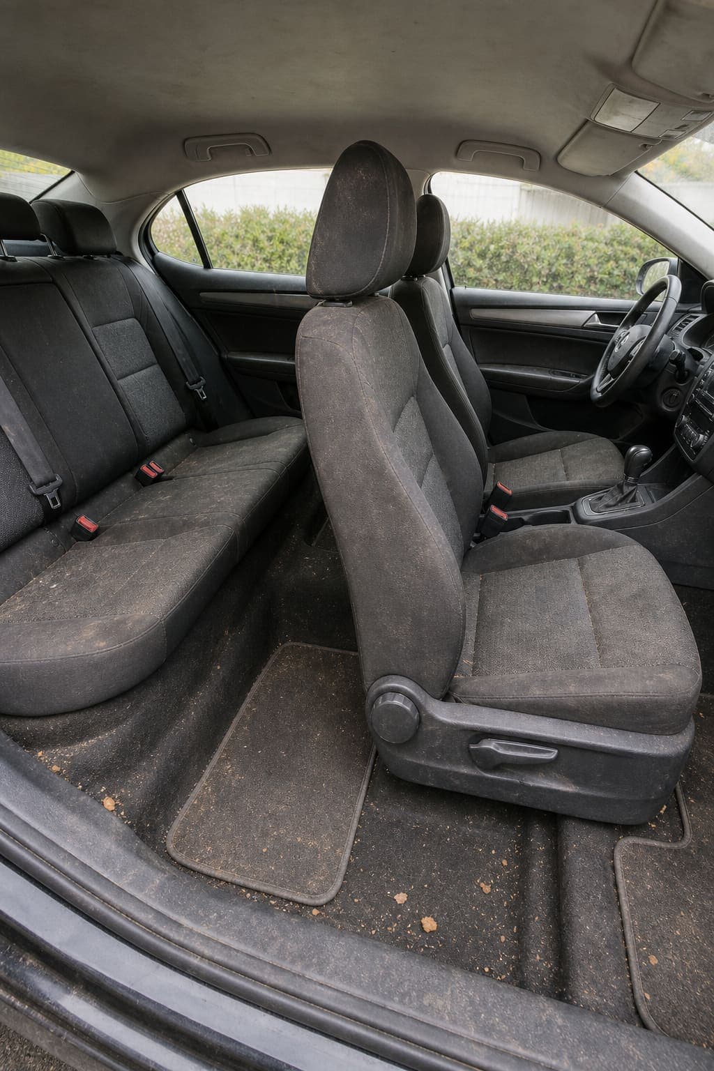 Interior de auto con asientos sucios antes del lavado