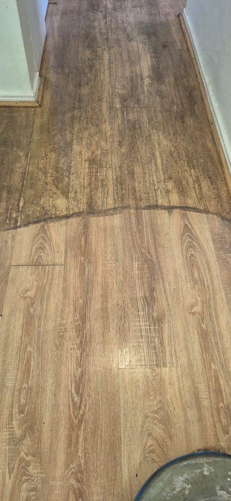 Piso de madera: mitad sucia y mitad ya lavada, en el mismo paso